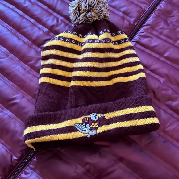 Columbia Minnesota Gophers puffer and hat EUC - Picture 11 of 13